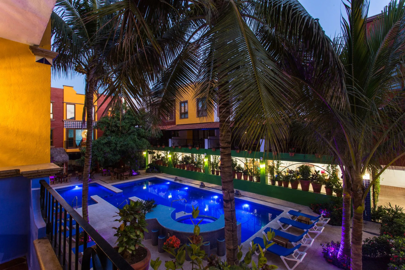 Casa Lotería -Pueblito Sayulita- Colorful, Family and Relax Experience with Private Parking and Pool