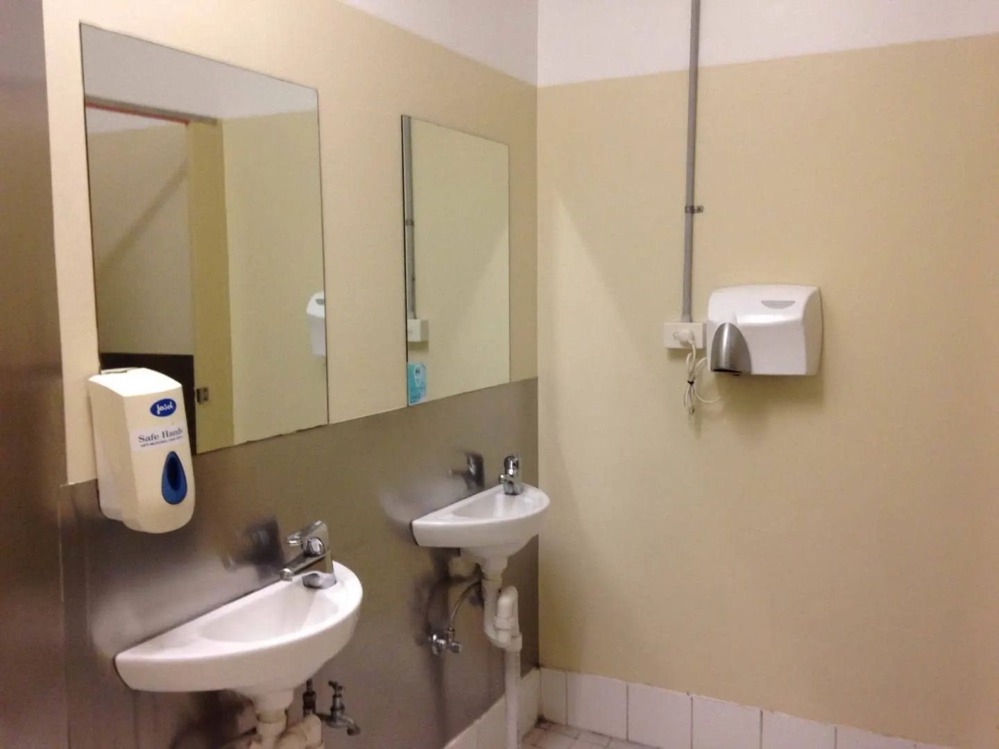 Adelaides Shakespeare Backpackers International Hostel