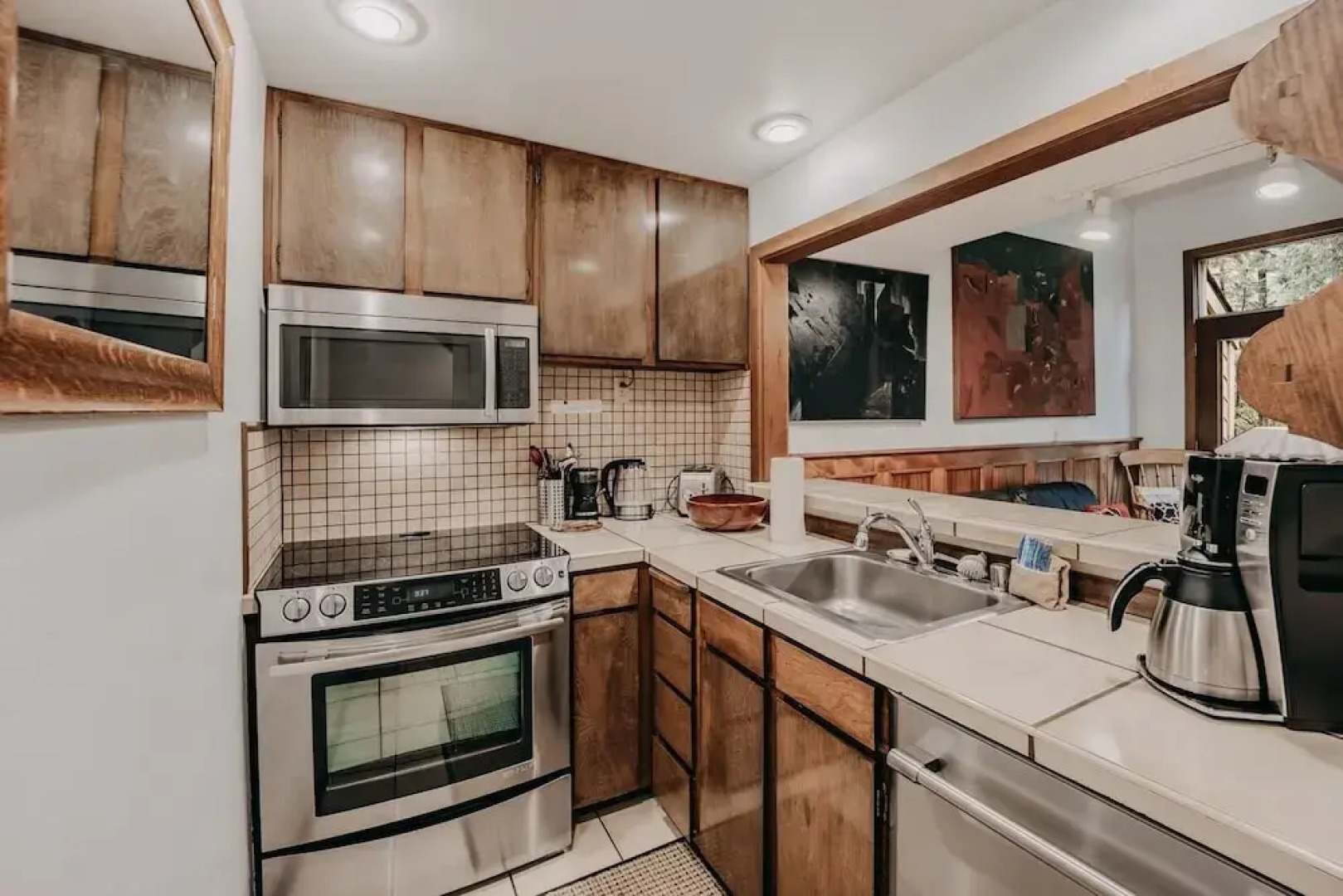 57sw - Fireplace - Wifi -  Sleeps 6 2 Bedroom Home by RedAwning