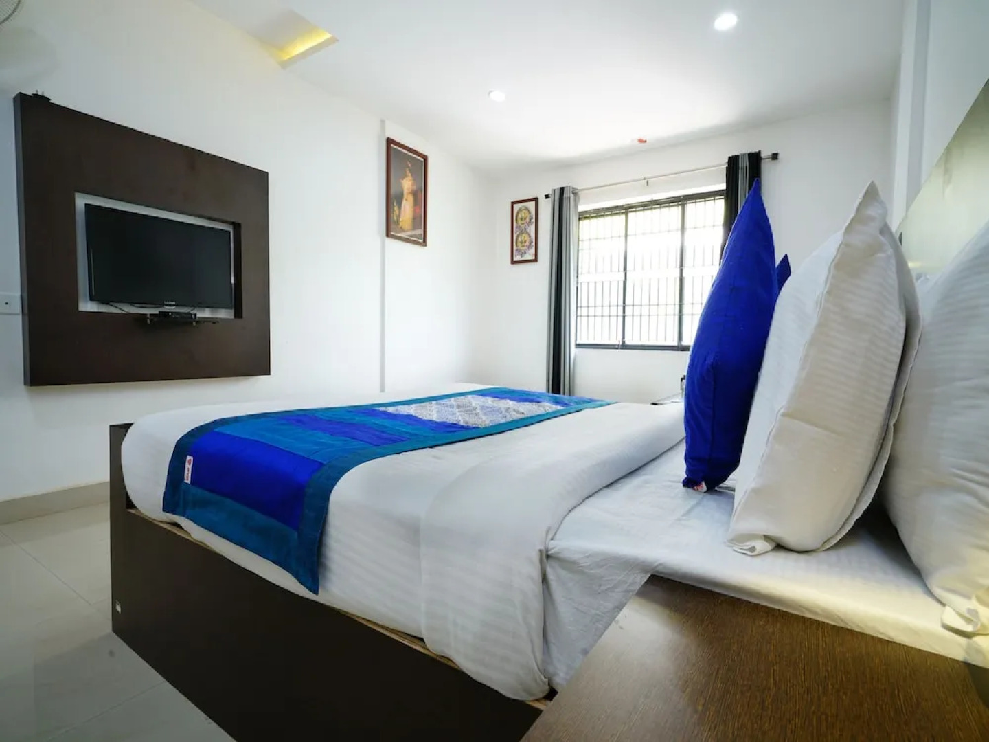 OYO 9932 Hotel Half Moon Residency