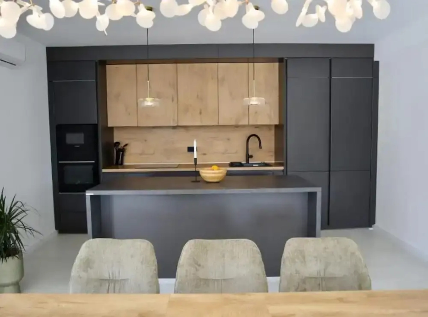 Sunset Villa Aves With Pool, Gym and Sauna