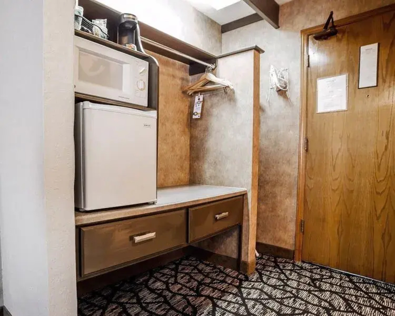 Suburban Studios Kansas City Airport North