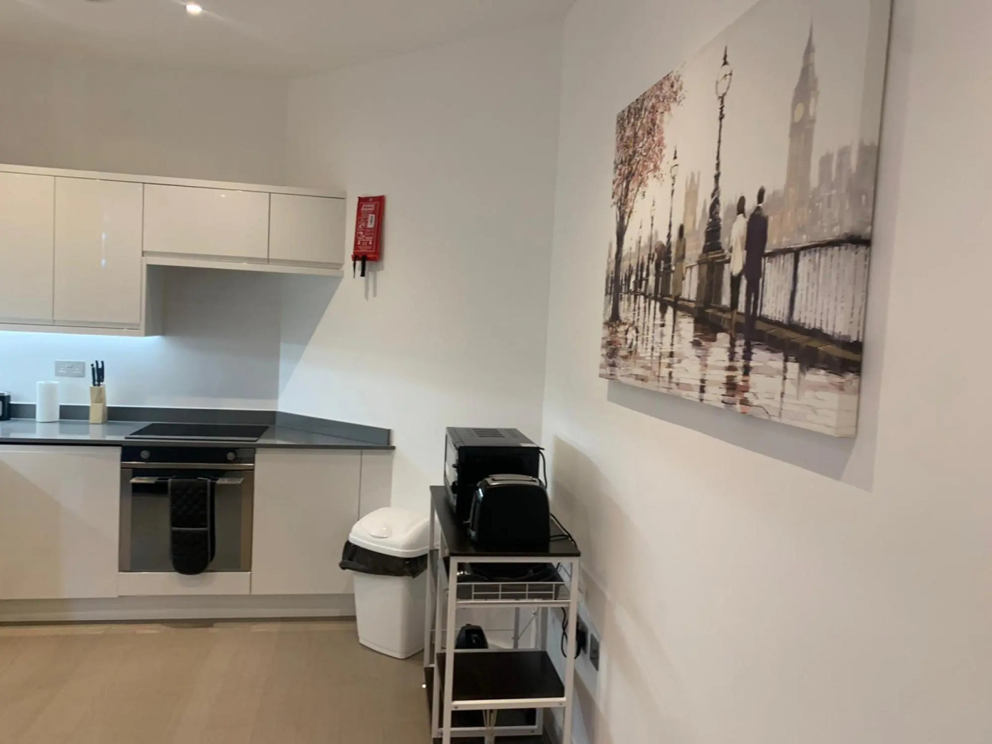 Spacious 1 Bed Luxury St Albans Apartment - Free WiFi & Movies also Free Parking.