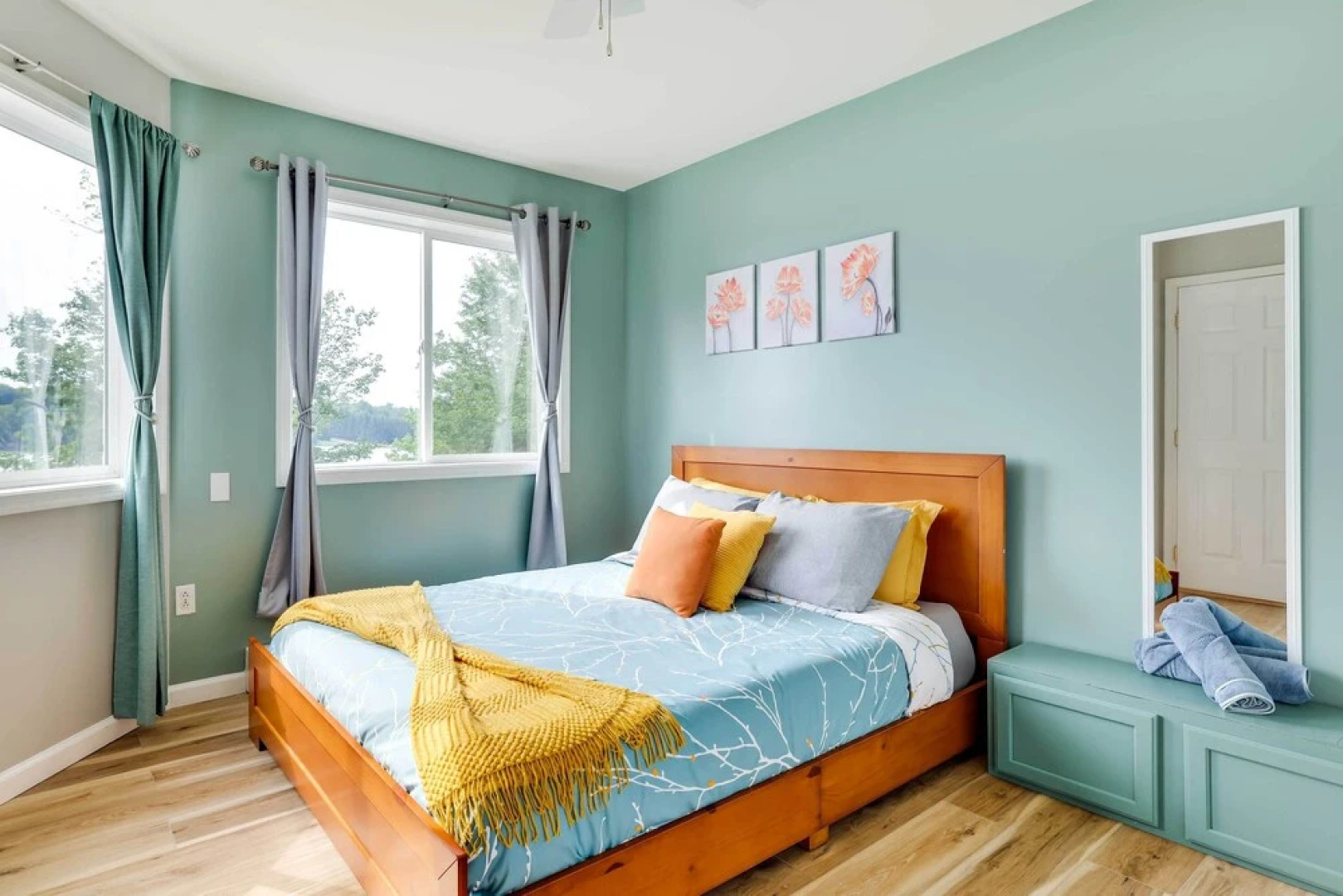 Stunning Tobyhanna Home w/ Lake Access + Kayaks!