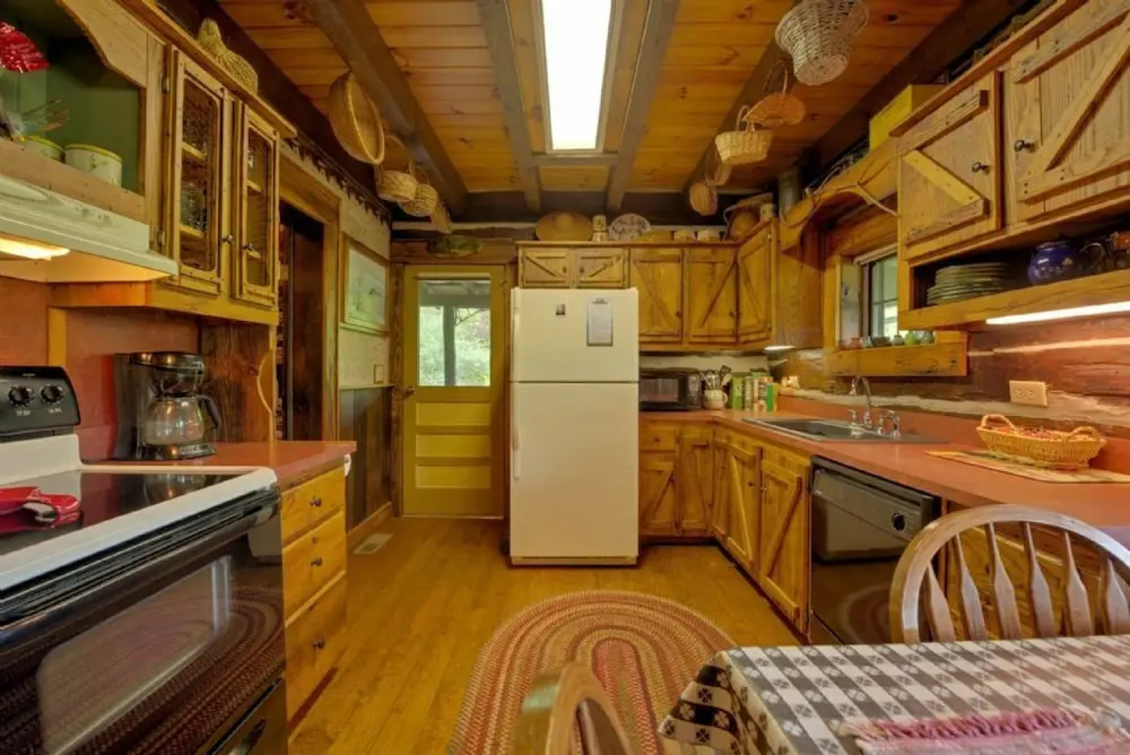 Lone Pine Lodge - 2 Br Cabin