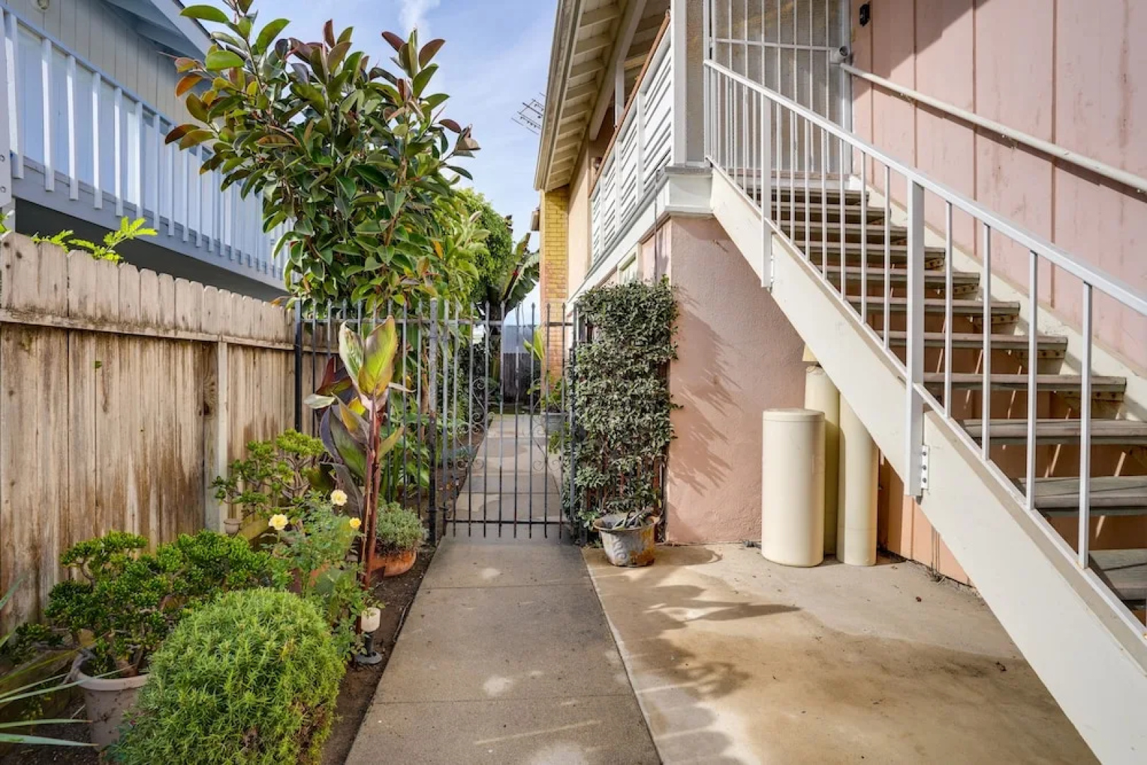 Viva Ventura: Duplex With Patio - Walk to Beach!