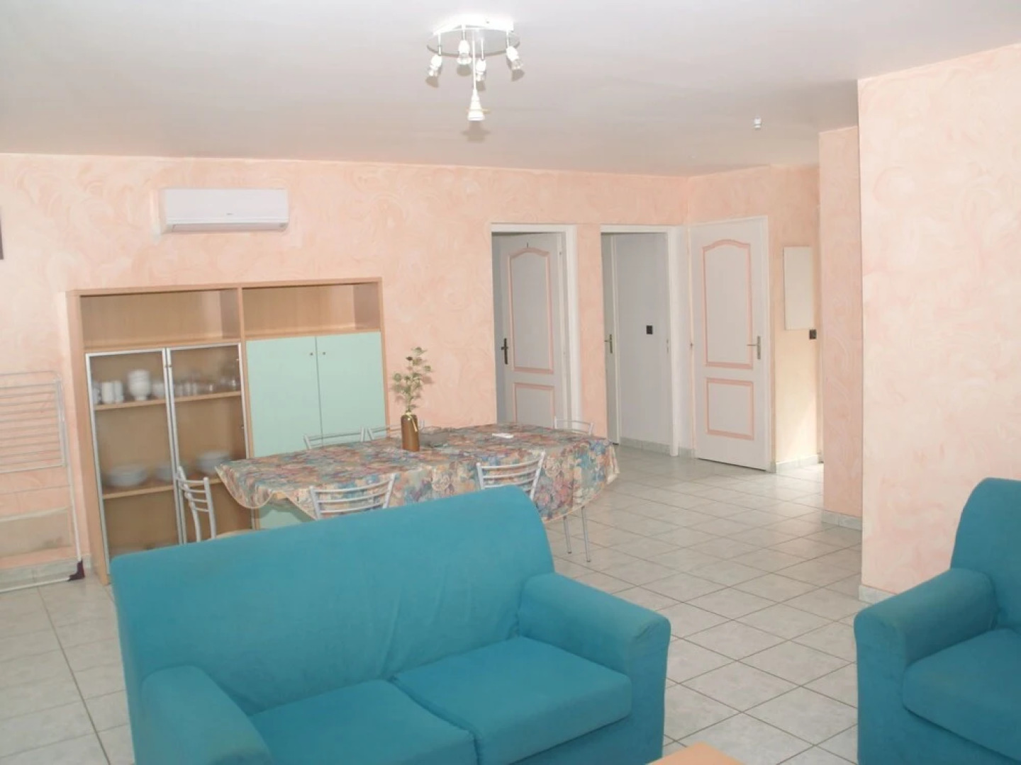 Spacious house, 100m from the beach, swimming pool.