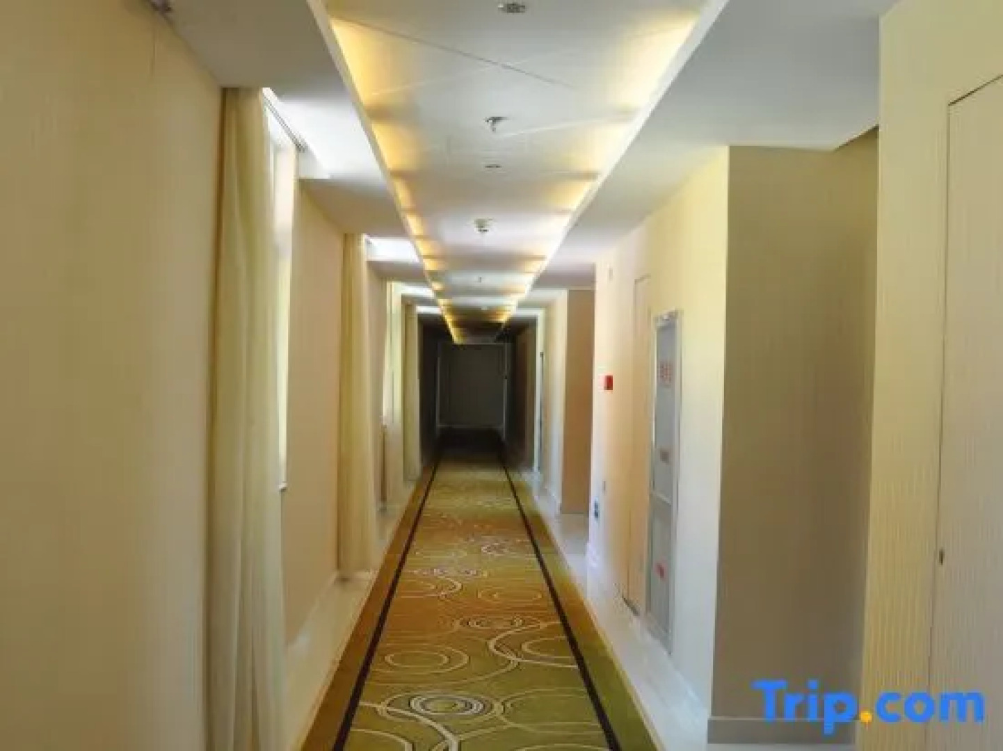 Wolong International Hotel