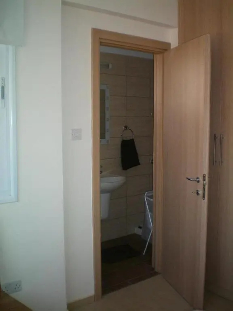 104 Excellent 2 bed apartment with pool view, AC & gym!