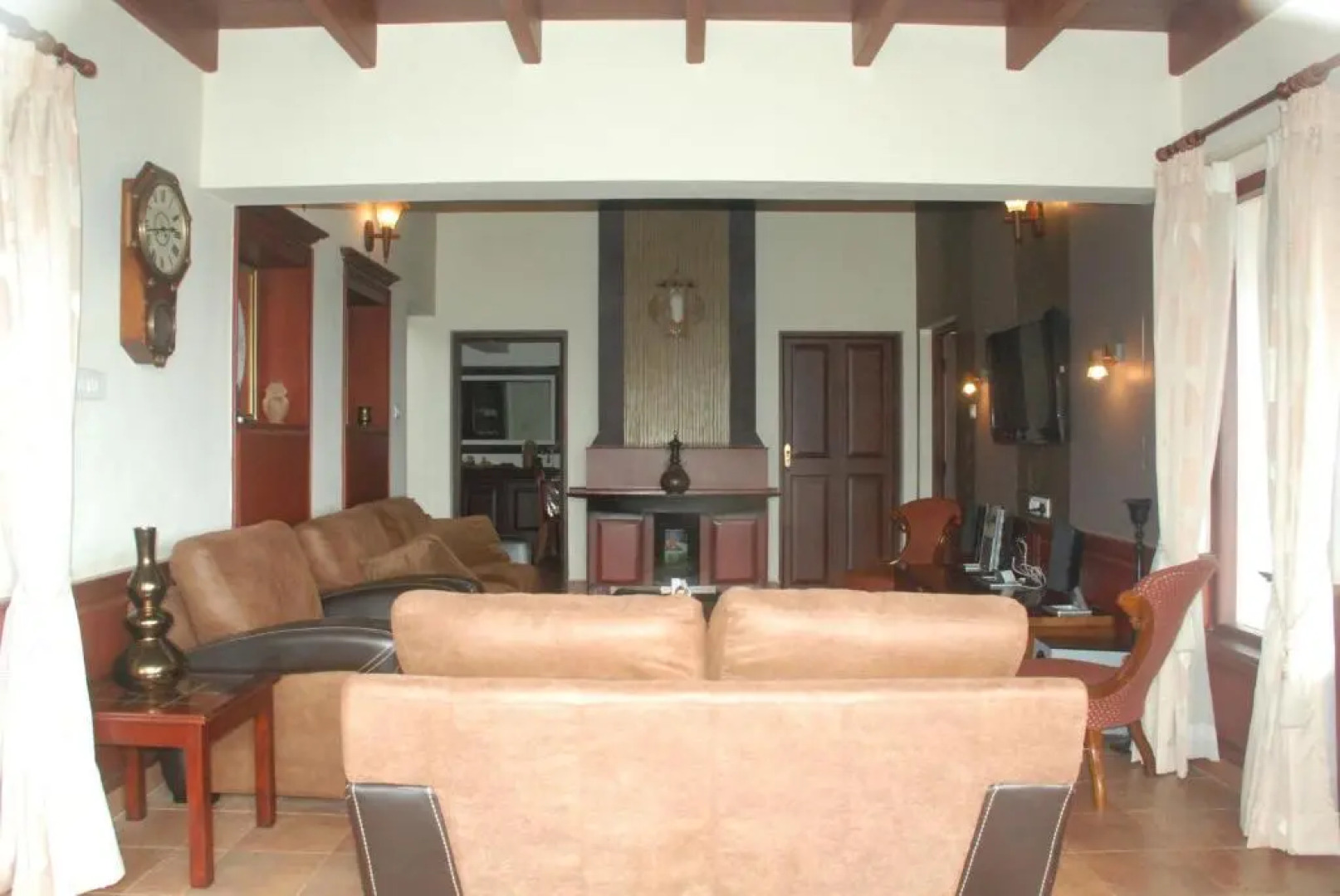 Colonial 4 B/R Home, Great for Families, Coonoor