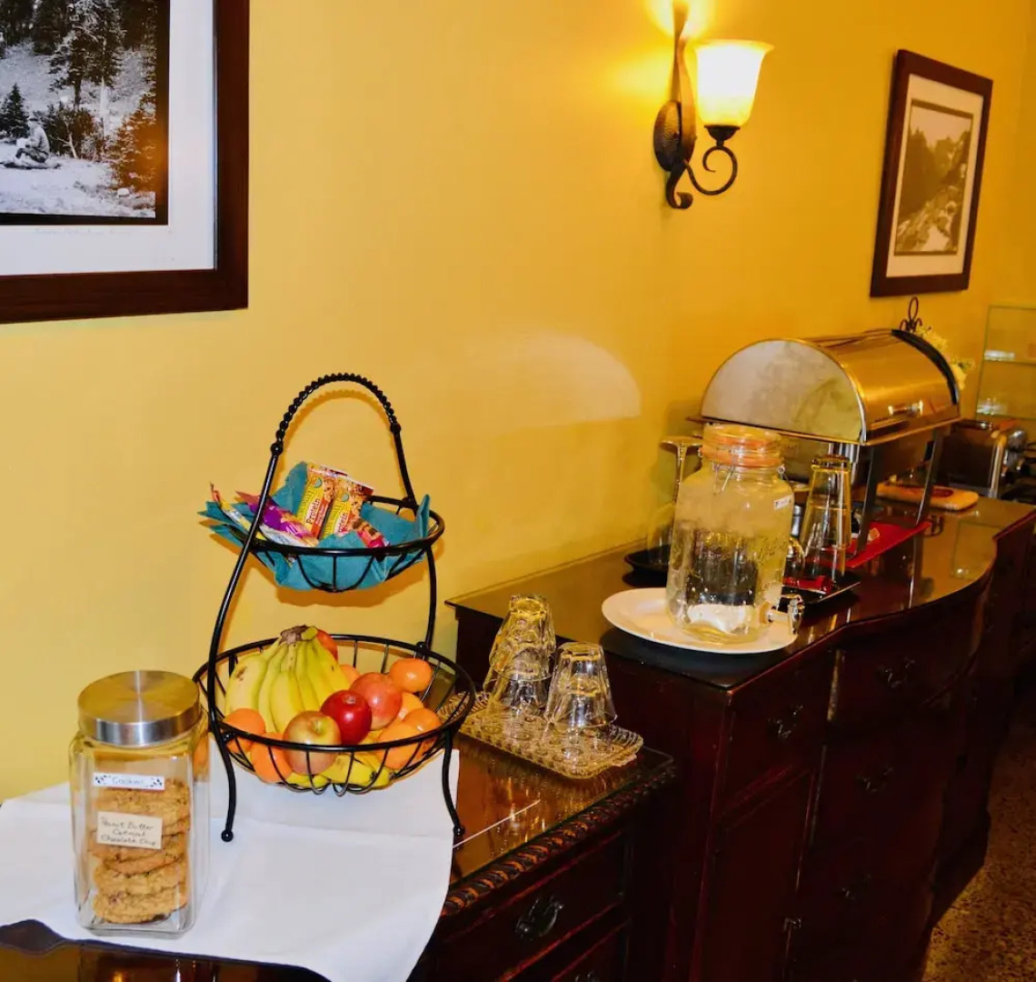 Glacier Guides Lodge