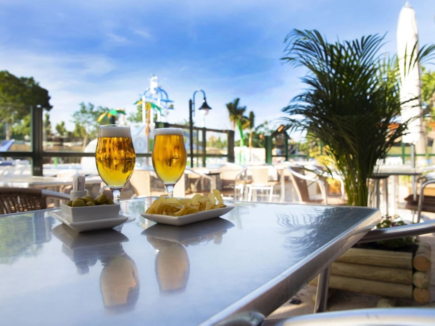 Attractive bungalow with a covered terrace, 1 km. from beach