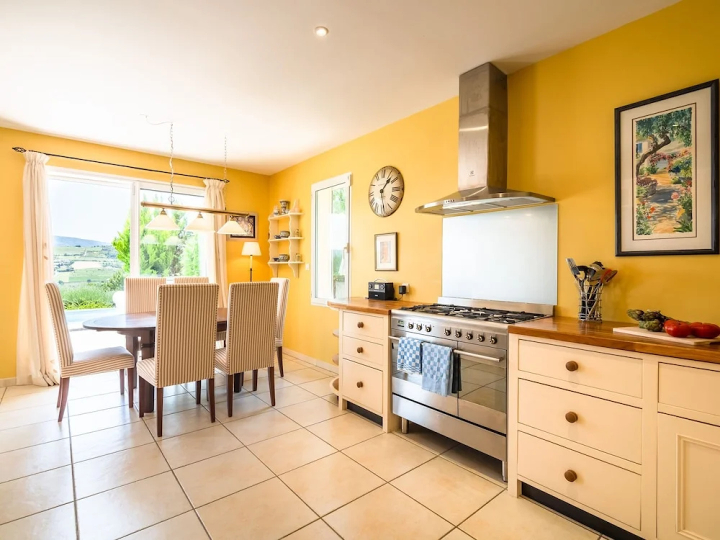 Spacious Villa With Private Swimming Pool and Fully Enclosed Garden