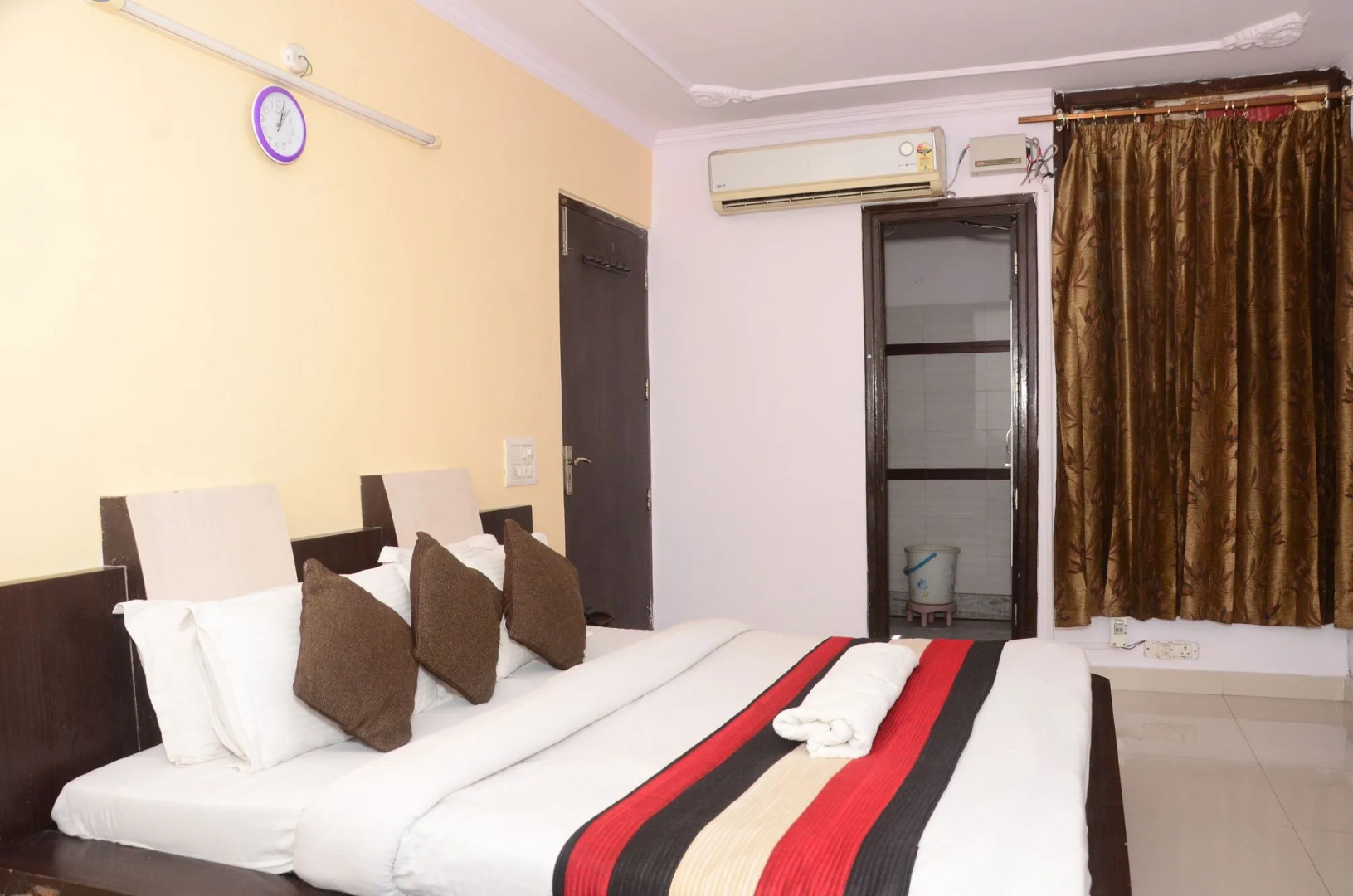 Gurjeet Hotel By Naavagat