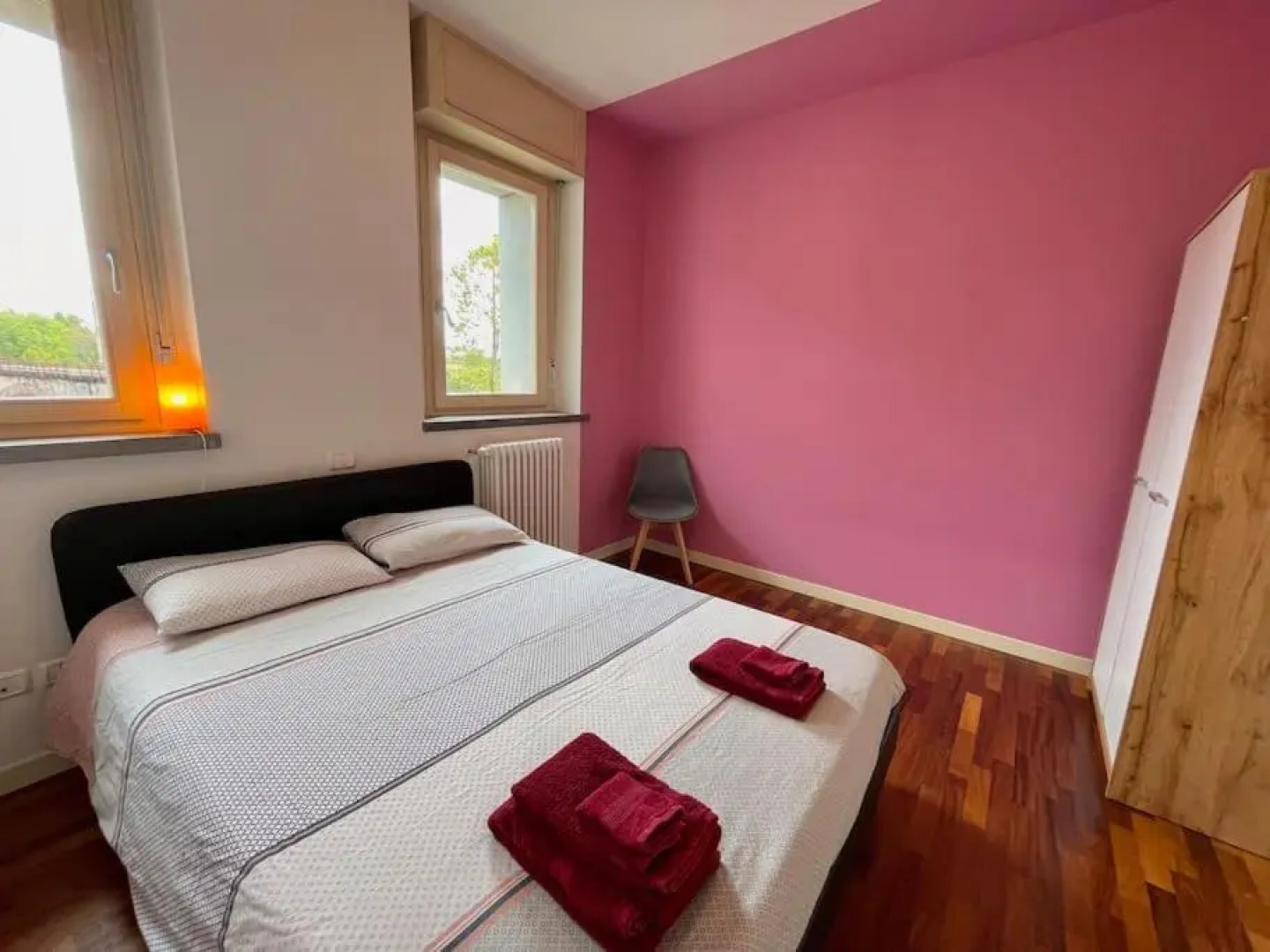 Chic Apartment - River View - Free Parking and WIFI