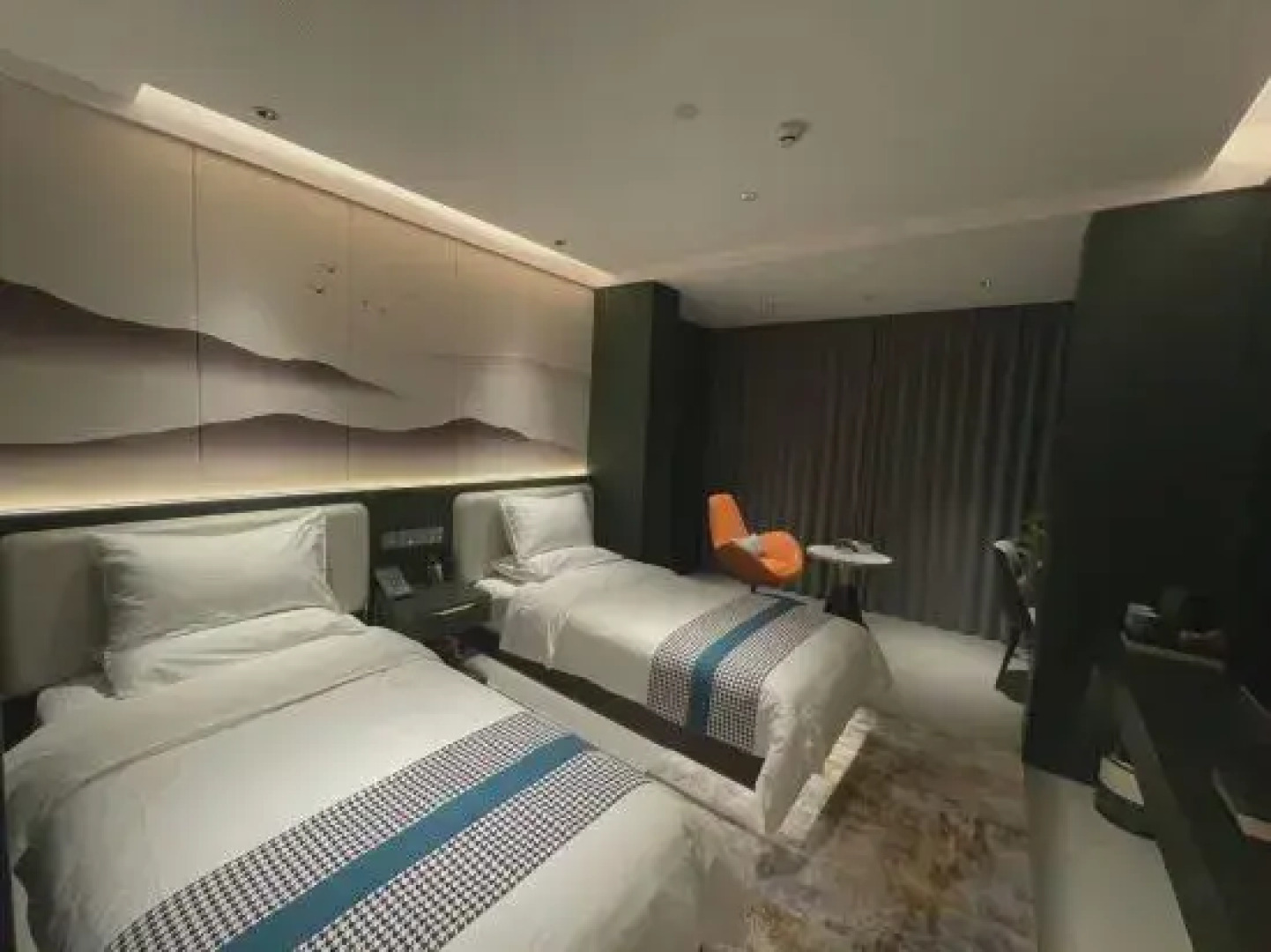 Yueshui Lanting Smart Hotel (Yuan Yongnian New Century Tianzhu Square)