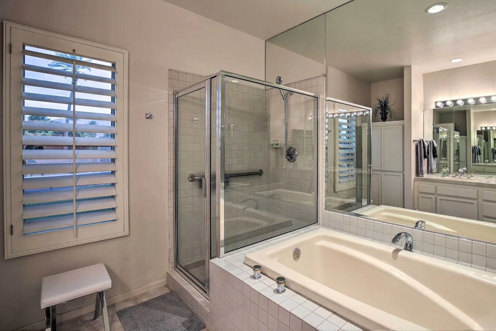 Rancho Mirage Condo w/ Mtn Views + Pool Access