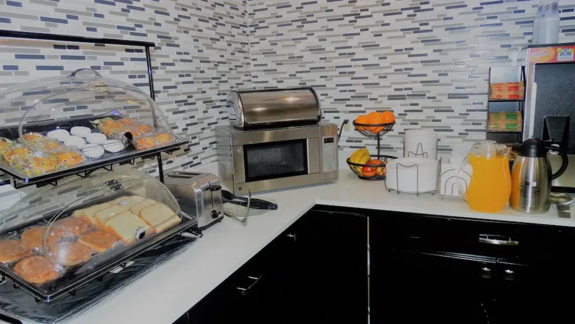 Oak Tree Inn & Suites