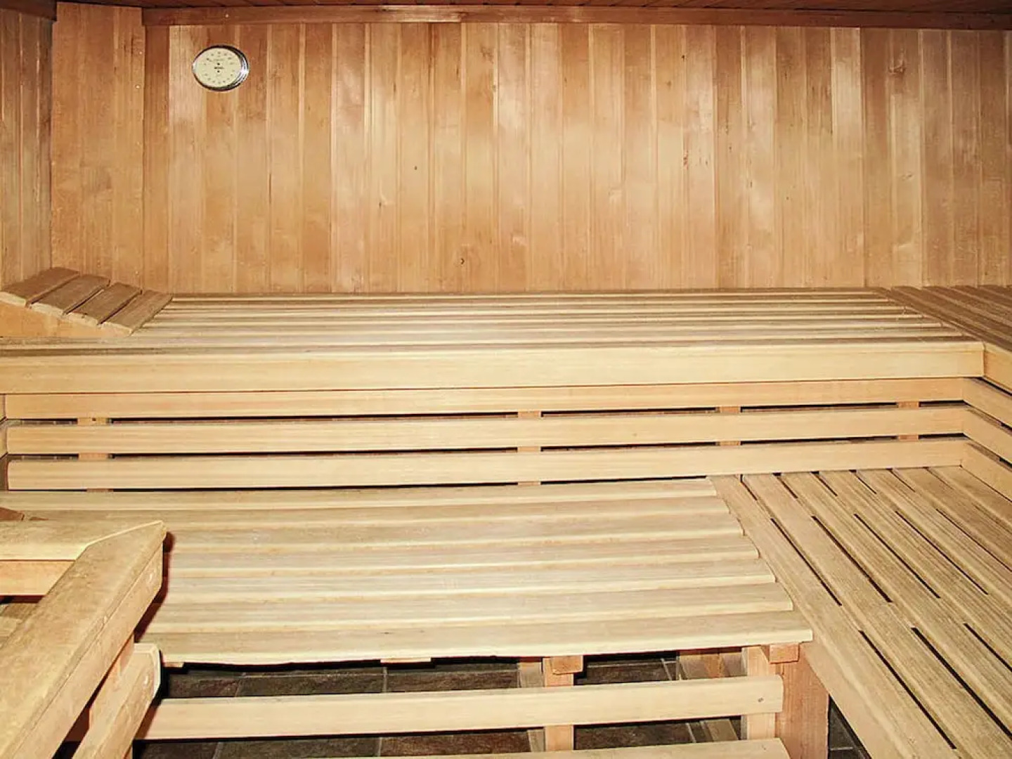 Spacious Holiday Home With Balcony, Sauna, Parking