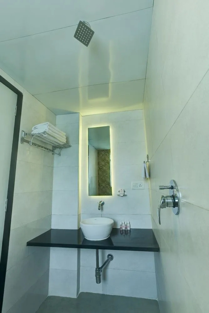 Treebo Tryst Crown Inn