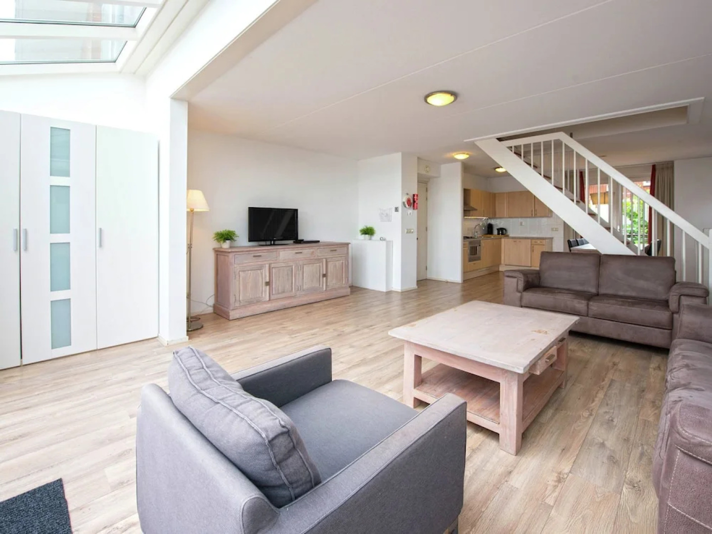 Tidy apartment with dishwasher, close to Amsterdam