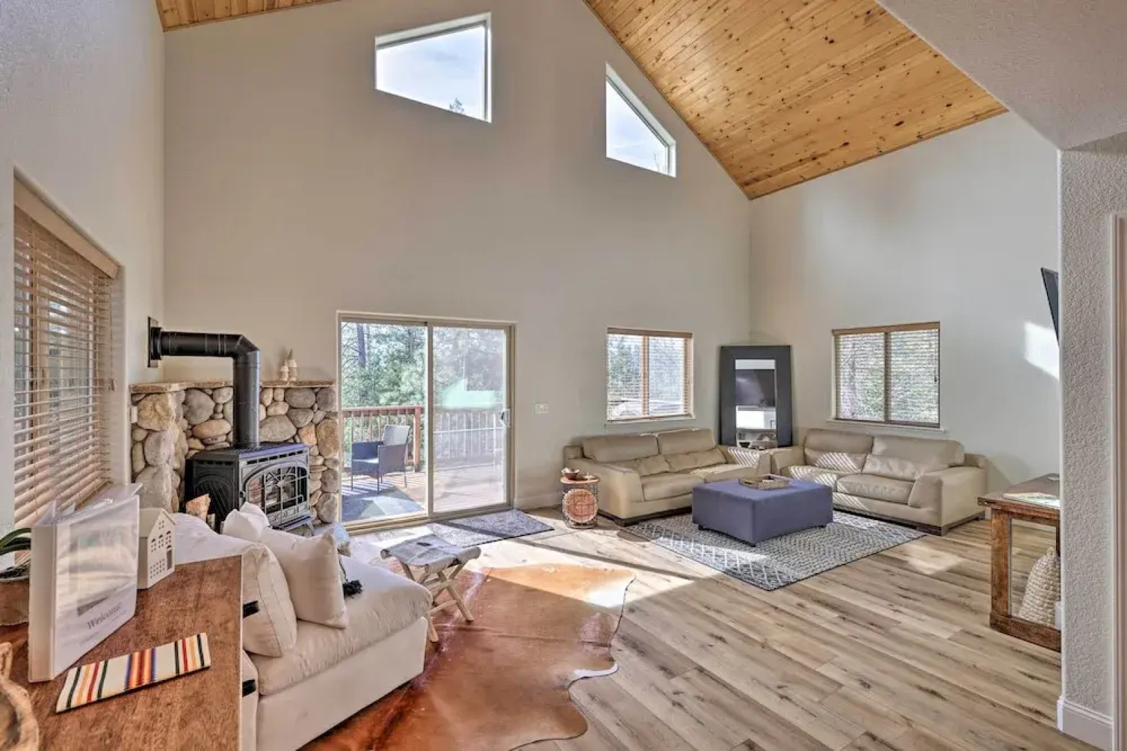 Near Hiking + Wineries: Arnold Cabin w/ Deck!