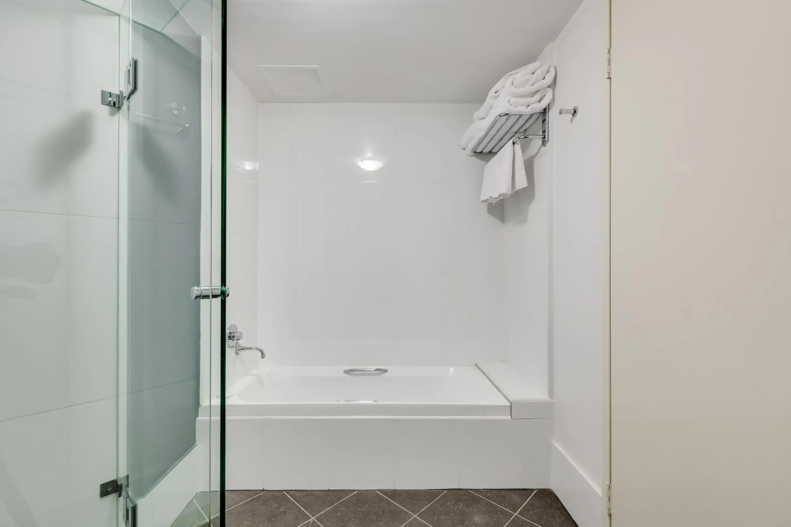 Central Hillcrest Apartment Hotel