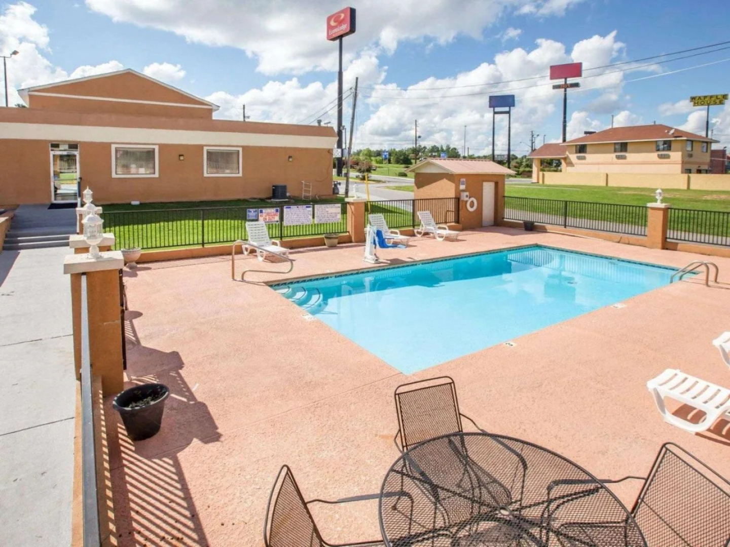 Econo Lodge  Inn & Suites Macon West