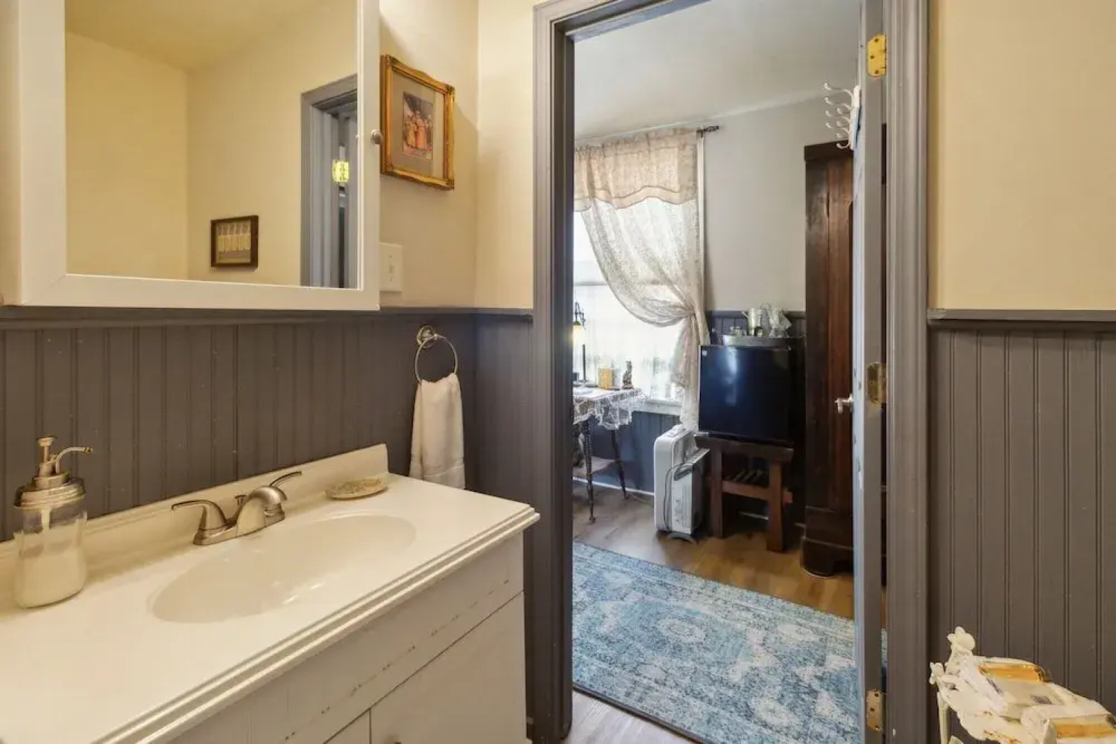 Carroll Cottage 1 Bedroom by Main Street Bed & Breakfast