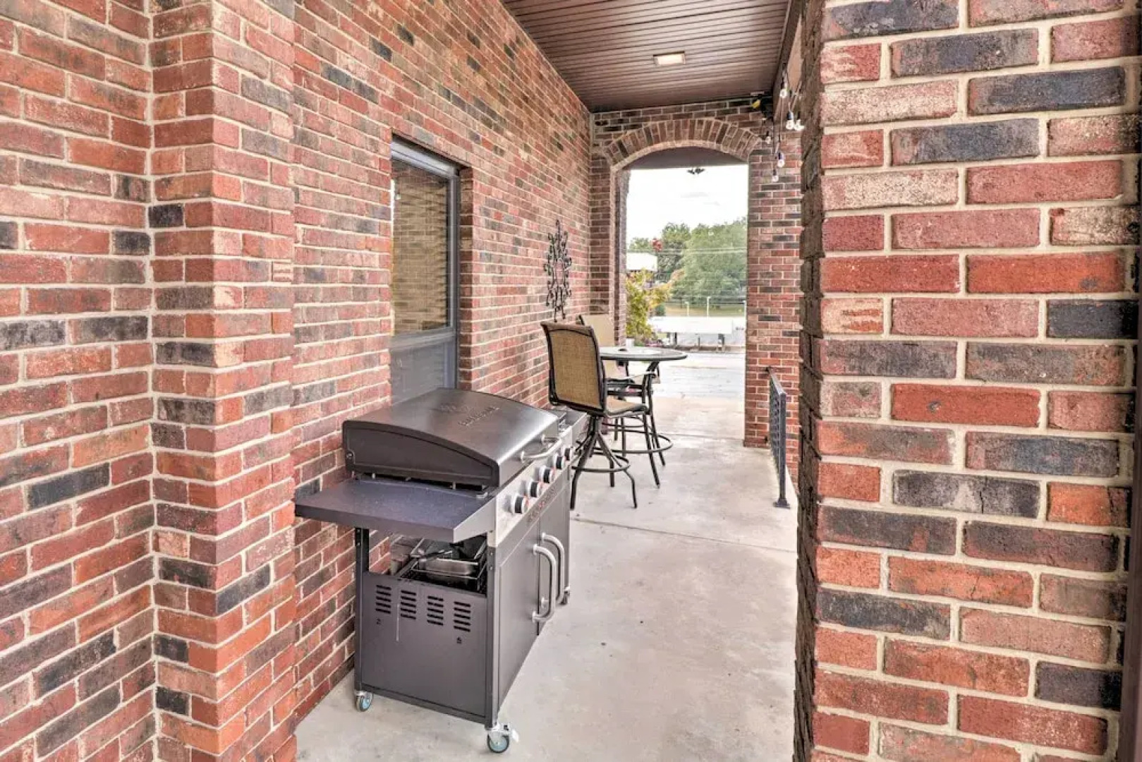 Roomy Multi-family Retreat in Dtwn Mountain Home!