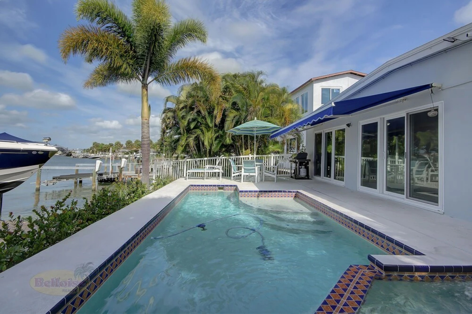 Water Lover's Paradise - Weekly Rental 2 Bedroom Home by Redawning