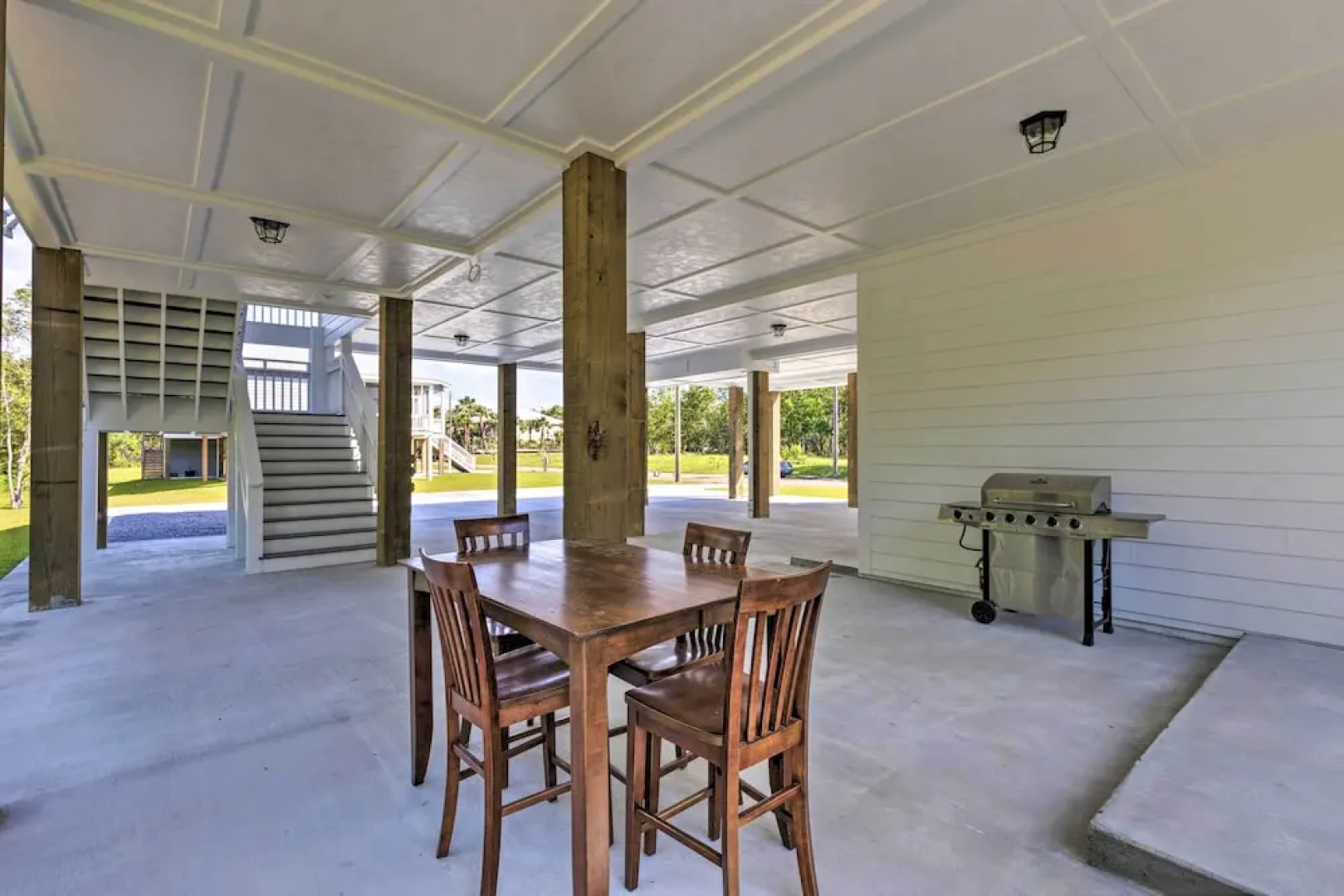 Coastal Waveland House 1/2 Block to Pub Beach