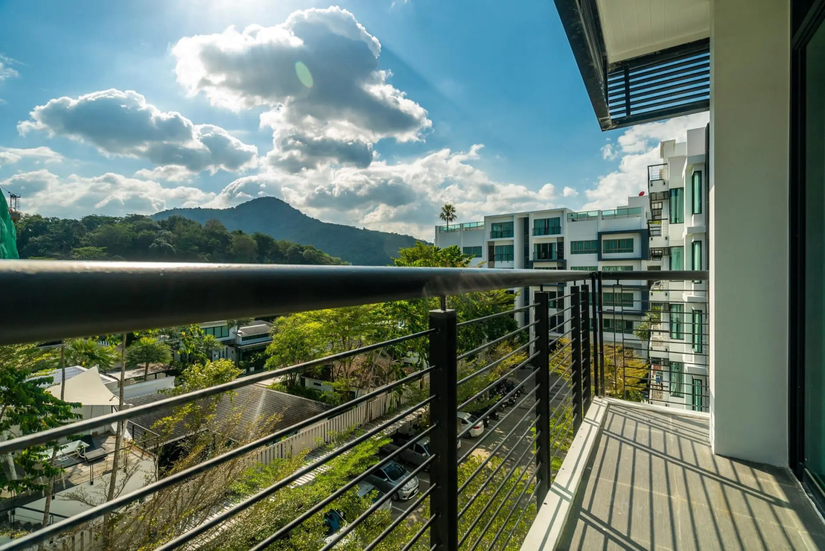 High floor 3 bdr apartment with pool and gym