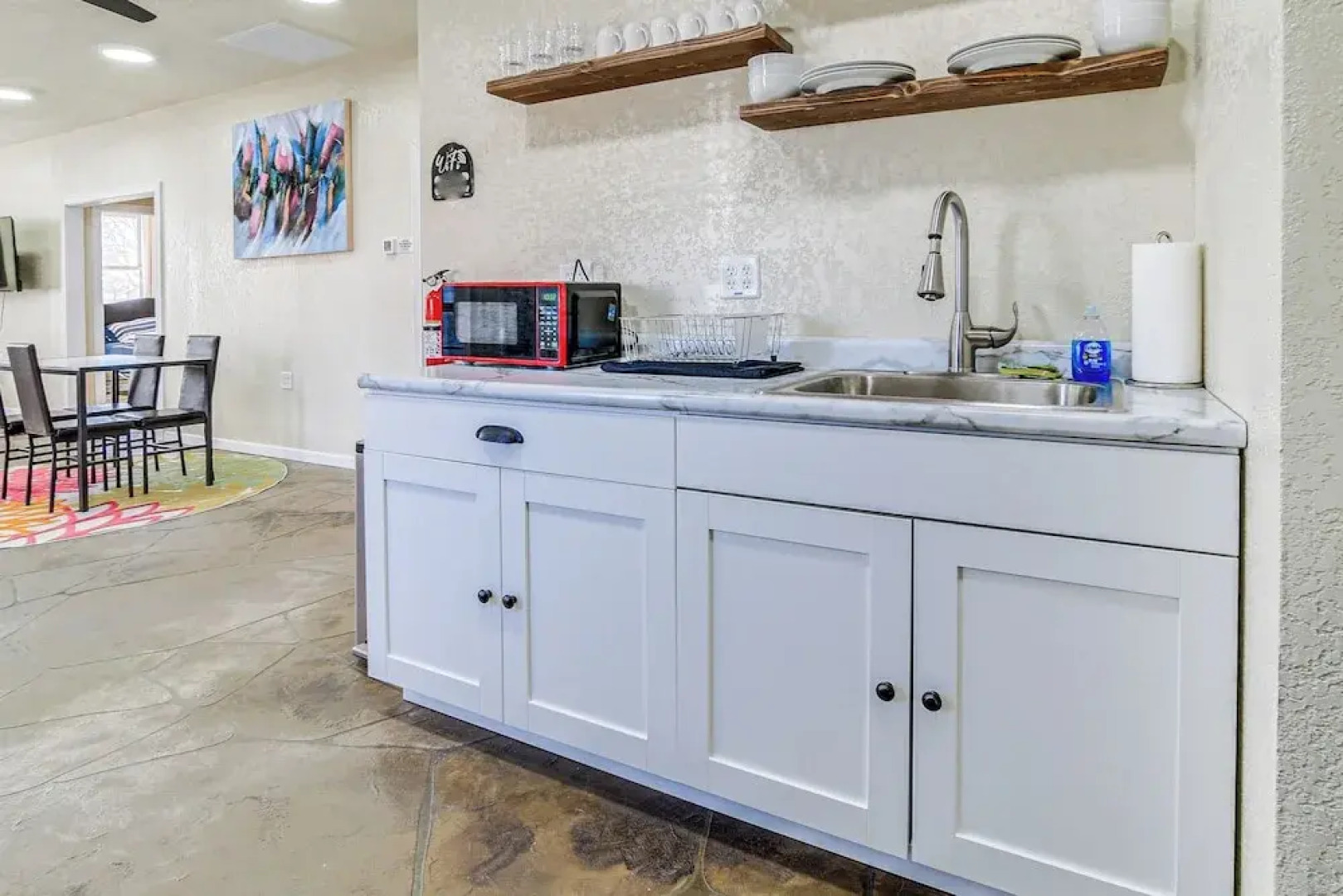 2 Mi to Main St: Newton Guest House