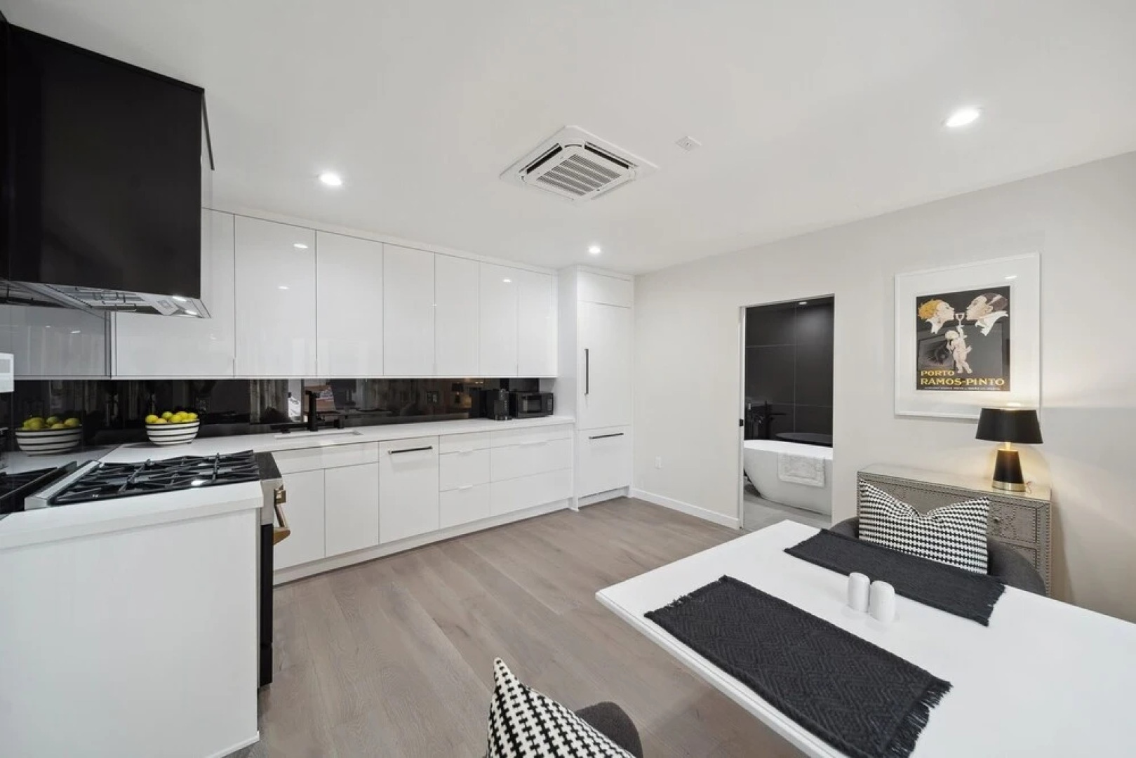 Chic Executive - Historic Floral Park Guest House 1 Bedroom Bungalow by Redawning