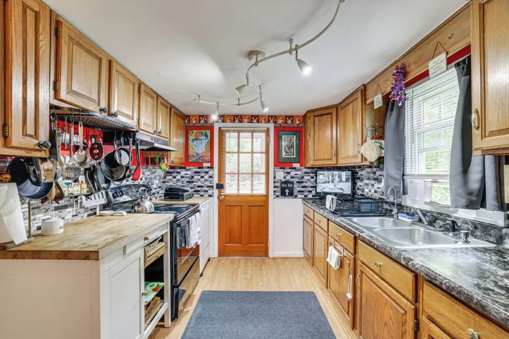 Artsy Cottage In Scotrun W/ Studio Space & Hot Tub