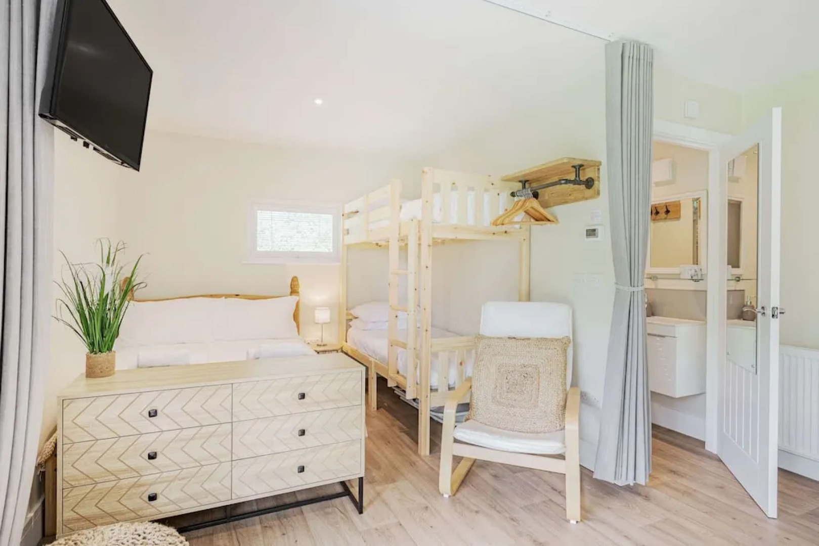 Luxury City to Country Retreat Lodge With Hot Tub