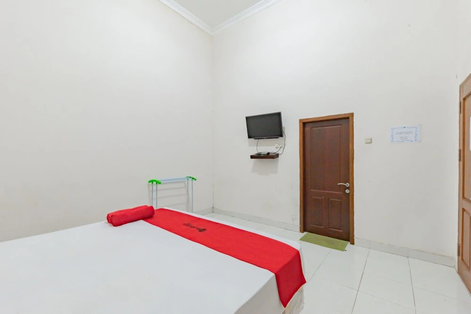 RedDoorz near GOR Parenggean