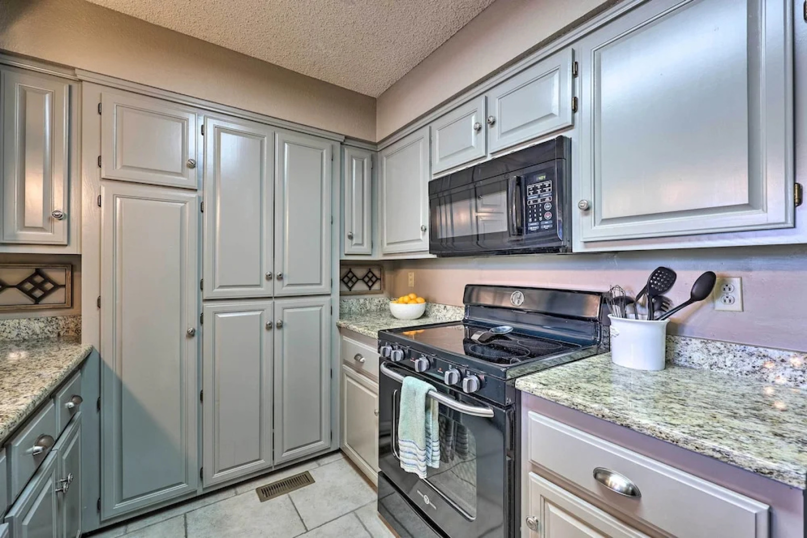 Bella Vista Home w/ Deck + Trails: On Golf Course!