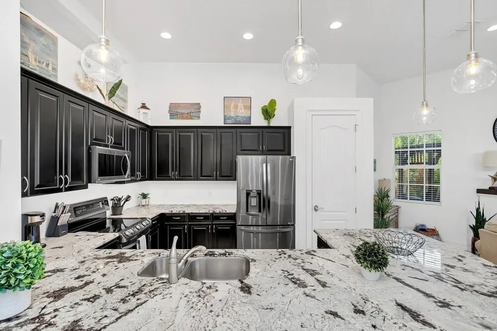 Upscale Private Home 10-min Walk to Canova Beach