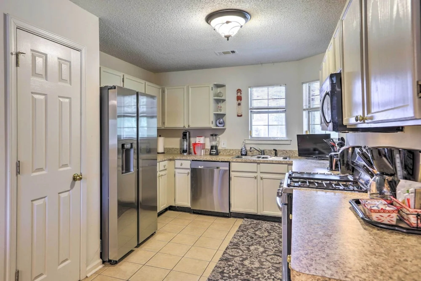 Charming Stockbridge Home: 23 Mi to Atlanta!