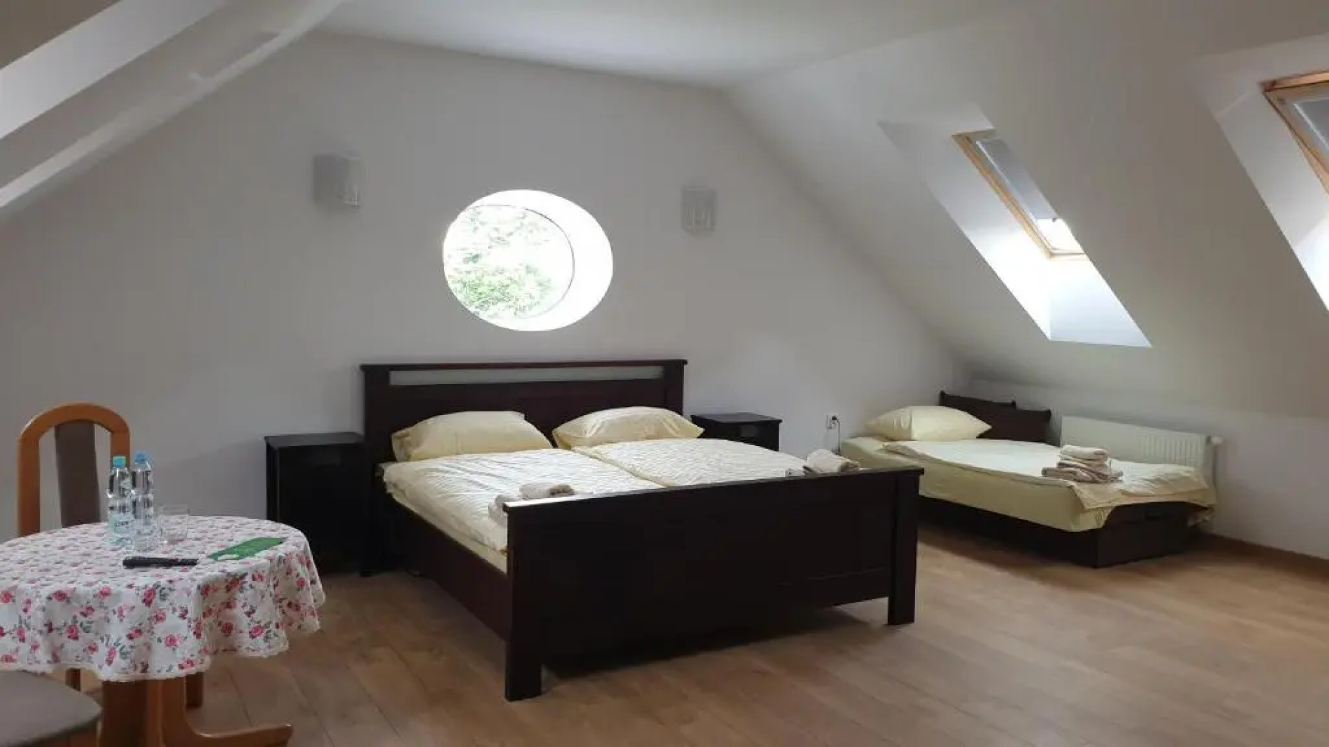 Dwór nad jeziorem w Bieniaszach