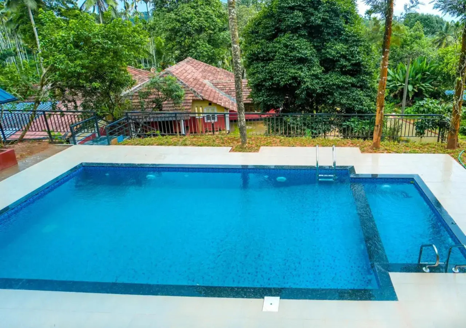 Chandragiri Bungalow by VOYE HOMES