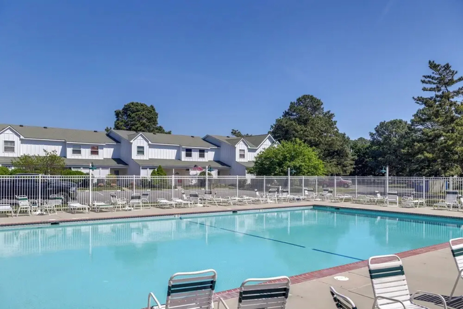 Porch & Water Views: Getaway in Mallard Lakes