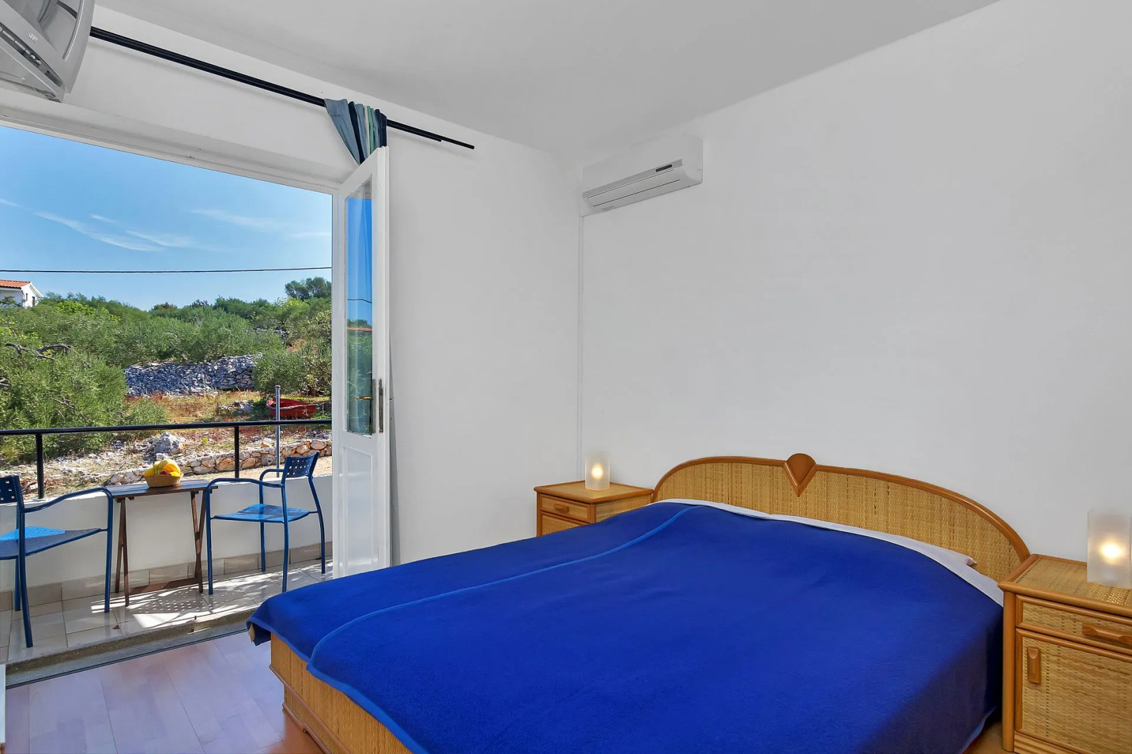 Room Ana - 5 m from beach: R11-24 Cove Pokrivenik, Island Hvar