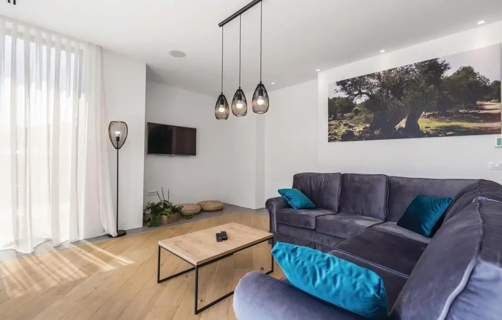 Stunning Home in Lun With 4 Bedrooms, Wifi and Outdoor Swimming Pool