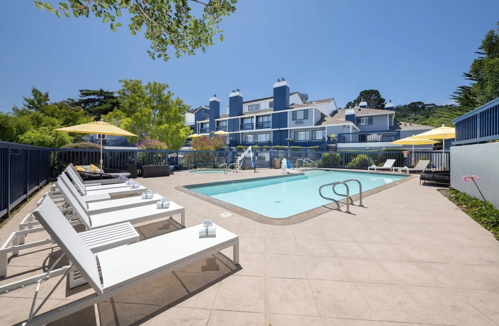 Mariposa Inn & Suites