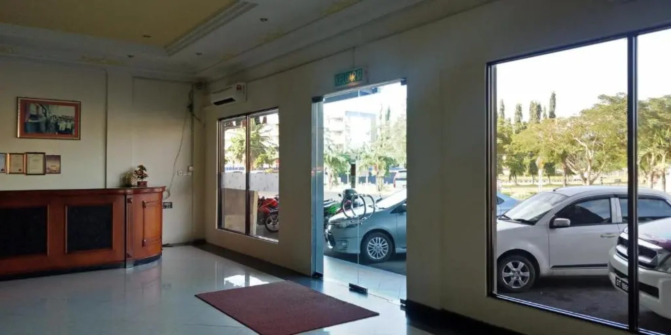 The Upper Deck Hotel