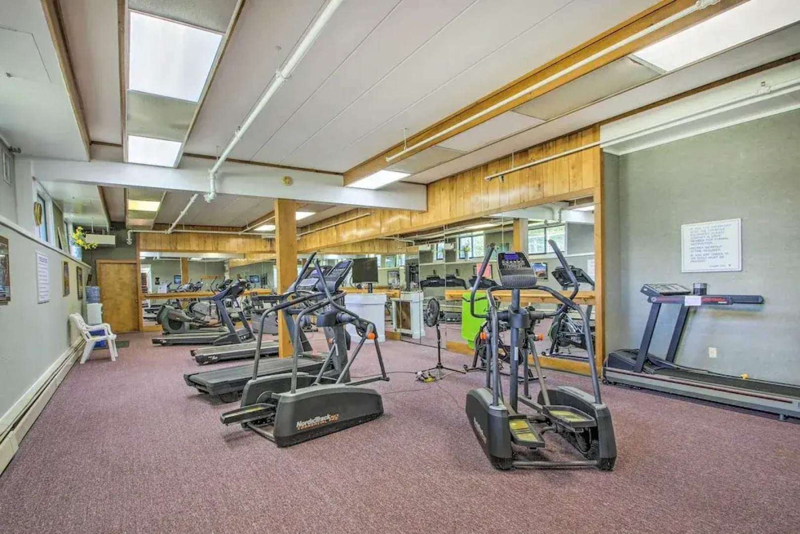 Cozy Lincoln Condo ~ 1 Mi to Loon Mountain!