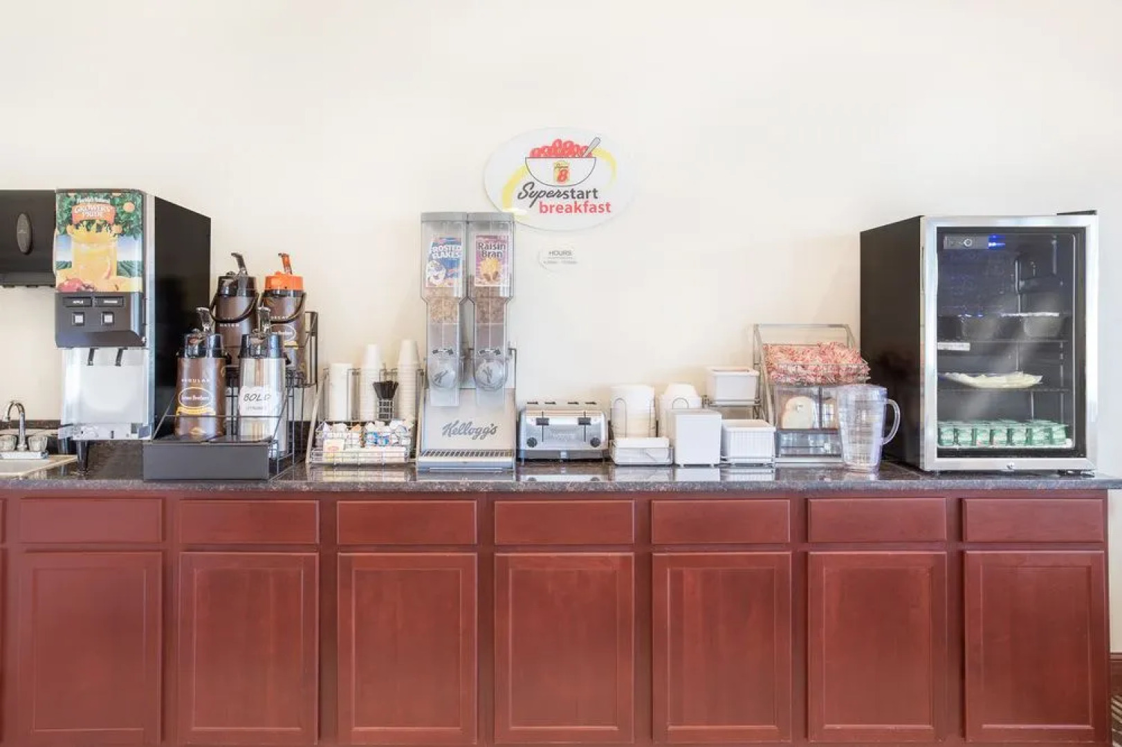 Super 8 by Wyndham Cedar Falls IA - University